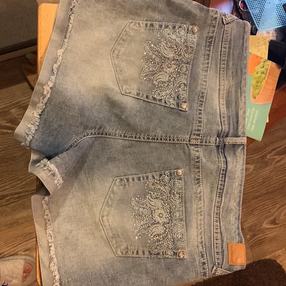 Size 15 wallflower Jean shorts new - Picture 2 of 2